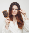 علت ریزش مو در زنان چیست؟ از کمبود آهن تا اختلالات هورمونی